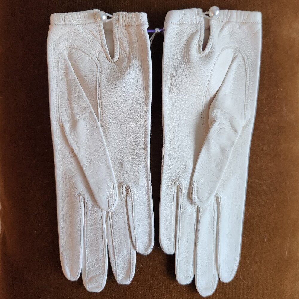 Unworn Vintage Eaton’s White Leather Gloves with Faux Pearl Button – Sz 6 (XS)